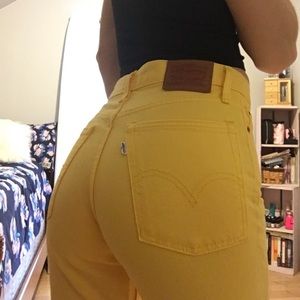 Yellow Levi’s wedgie fit